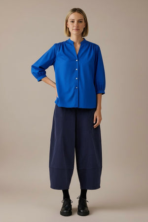 Chemise Dina Popeline La Sélection Stocks du Marais — chemise femme en popeline de coton bleu roi, portée par Mali
