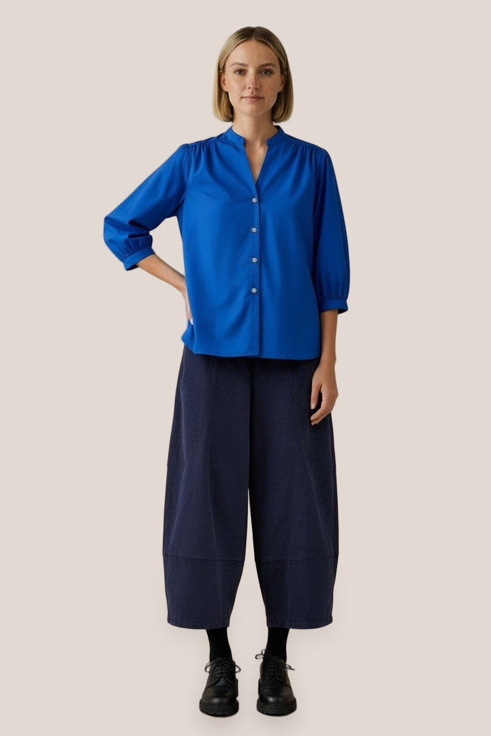 Chemise Dina Popeline La Sélection Stocks du Marais — chemise femme en popeline de coton bleu roi, portée par Mali