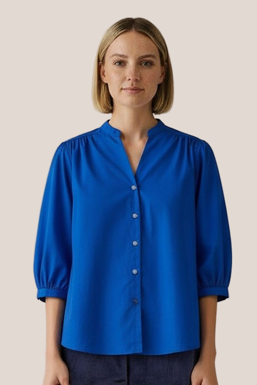Chemise Dina Popeline La Sélection Stocks du Marais — chemise femme en popeline de coton bleu roi, portée par Mali