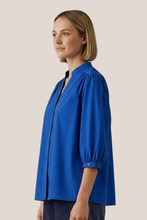Chemise Dina Popeline La Sélection Stocks du Marais — chemise femme en popeline de coton bleu roi (vue côté)