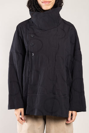 Veste Noby plissé dots noire a.osher, col montant et boutonnage décalé vue de face