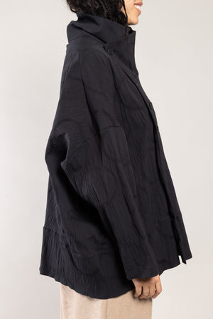 Veste Noby plissé dots noire a.osher, vue de profil volume ample