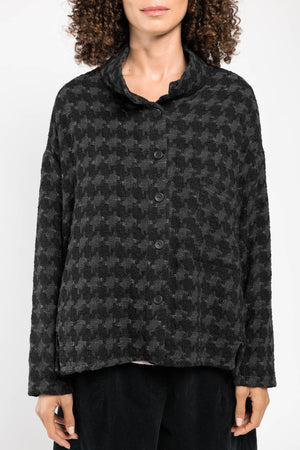 Veste Sally Oversize noire a.osher, col droit et quatre boutons, vue de face