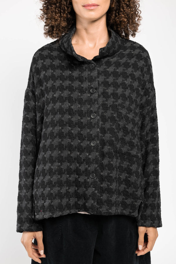 Veste Sally Oversize noire a.osher, col droit et quatre boutons, vue de face