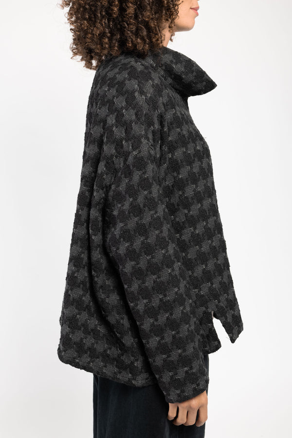 Veste Sally Oversize noire a.osher, volume généreux et manches longues, vue de profil