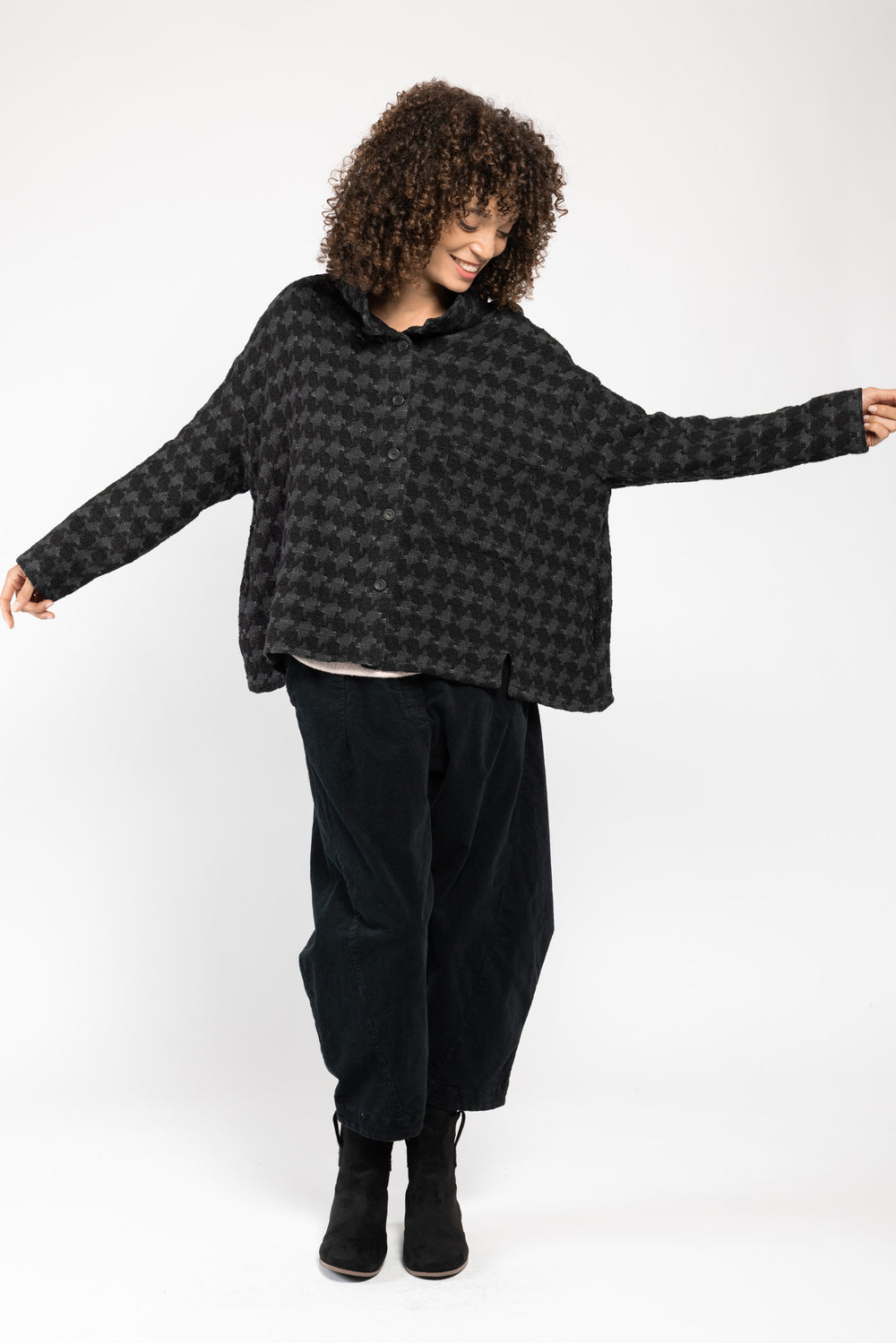 Veste Sally Oversize noire a.osher, portée ouverte sur un pantalon large, silhouette en pied