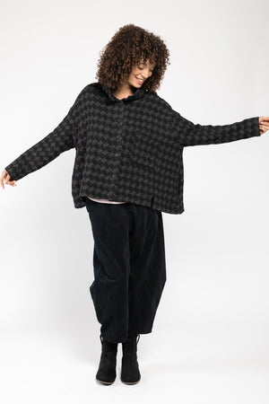 Veste Sally Oversize noire a.osher, portée ouverte sur un pantalon large, silhouette en pied