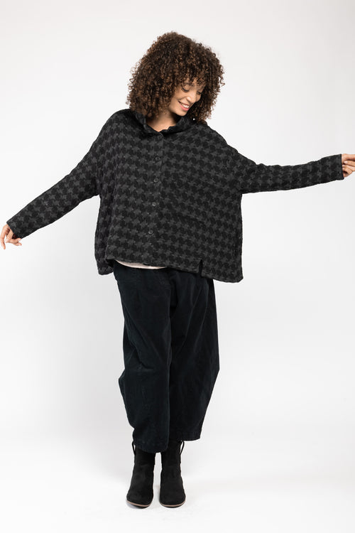 Veste Sally Oversize noire a.osher, portée ouverte sur un pantalon large, silhouette en pied
